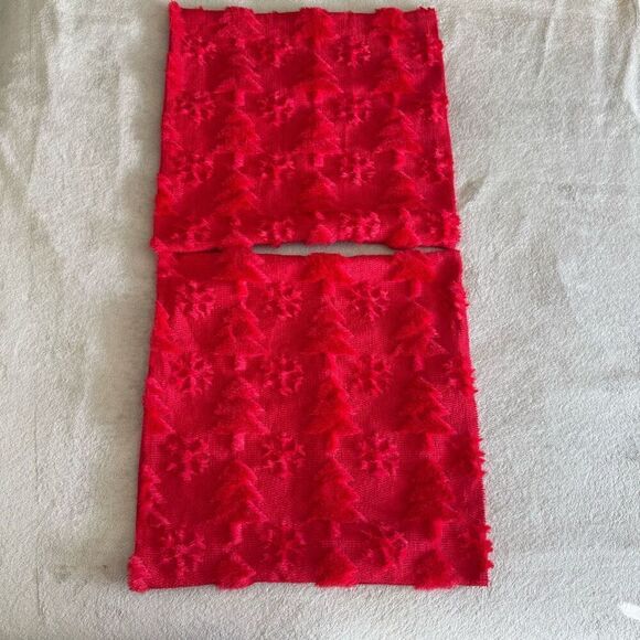 NWOT Red Christmas Tree and snowflake Faux Fur Tufted Pillow Covers 18x18 inches - Picture 4 of 9